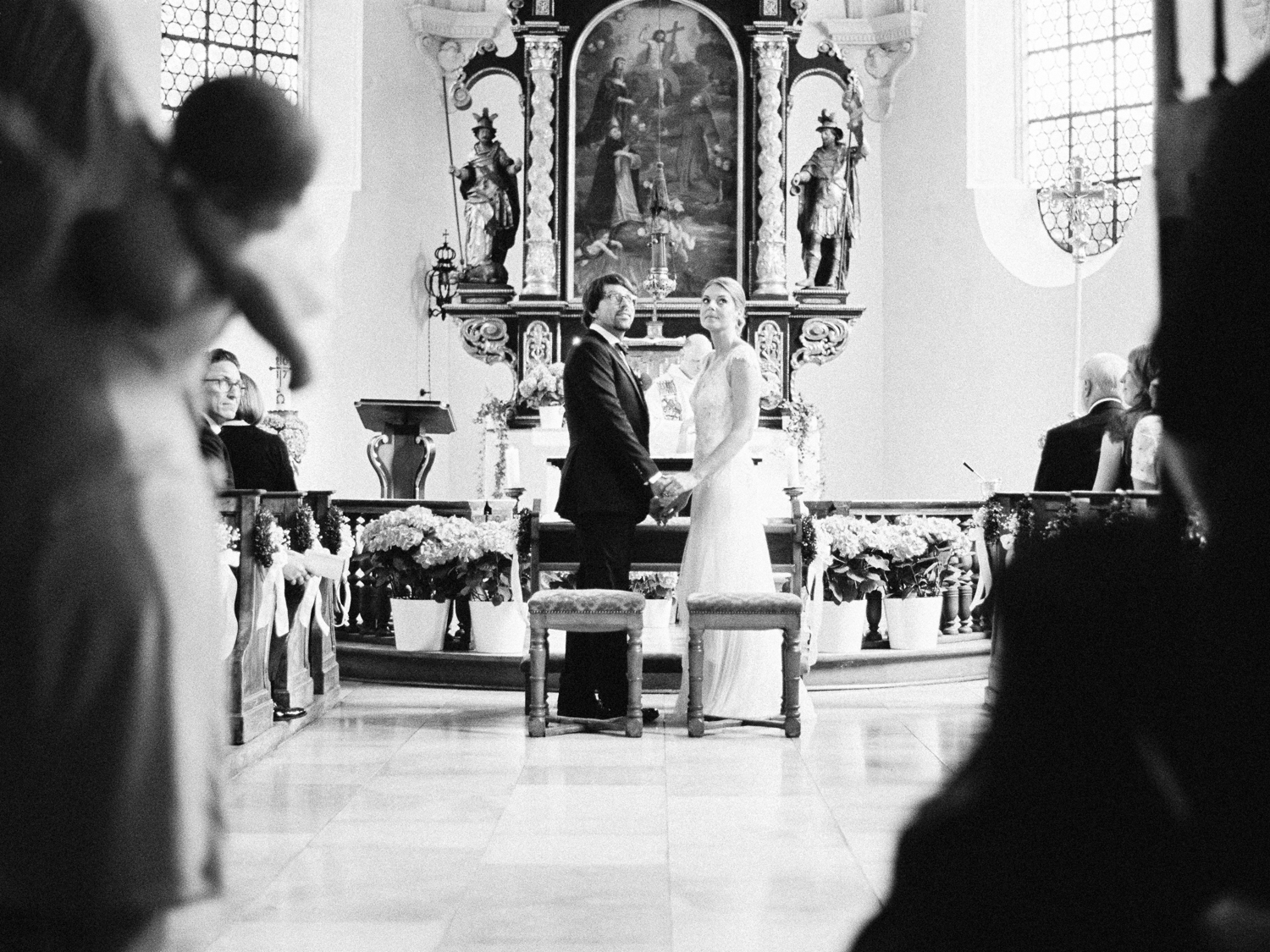 Kirchliche Trauung Hochzeit Müchen Innenstadt Isar Brautpaar schaut dem Hochzeitssänger zu Hochzeitsfotograf JungetrifftMädchen